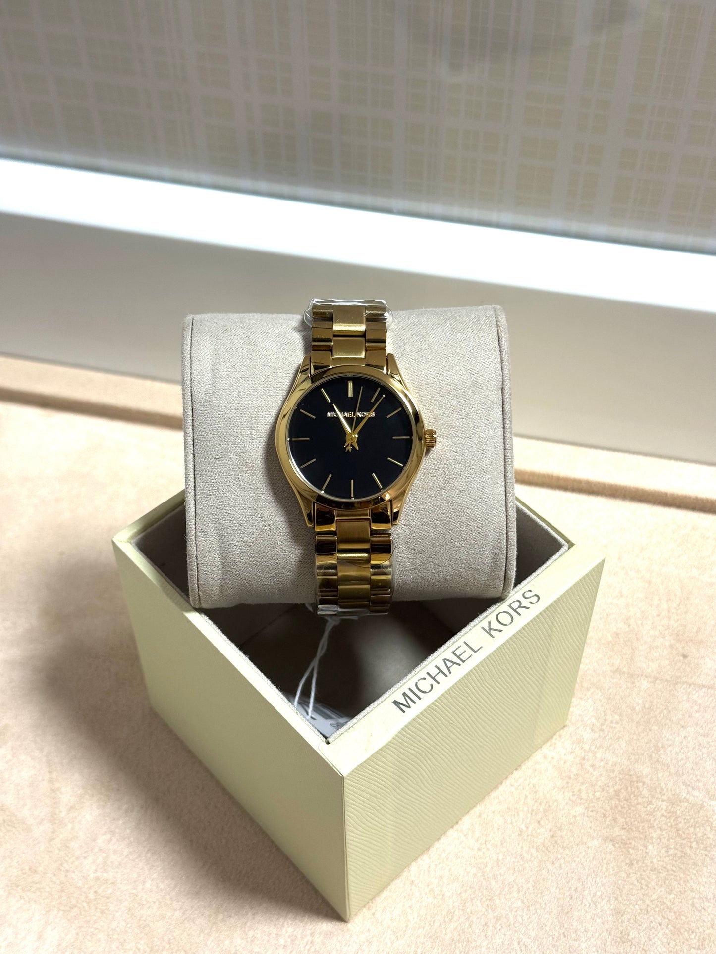 montre michael kors Runway slim gold black dial