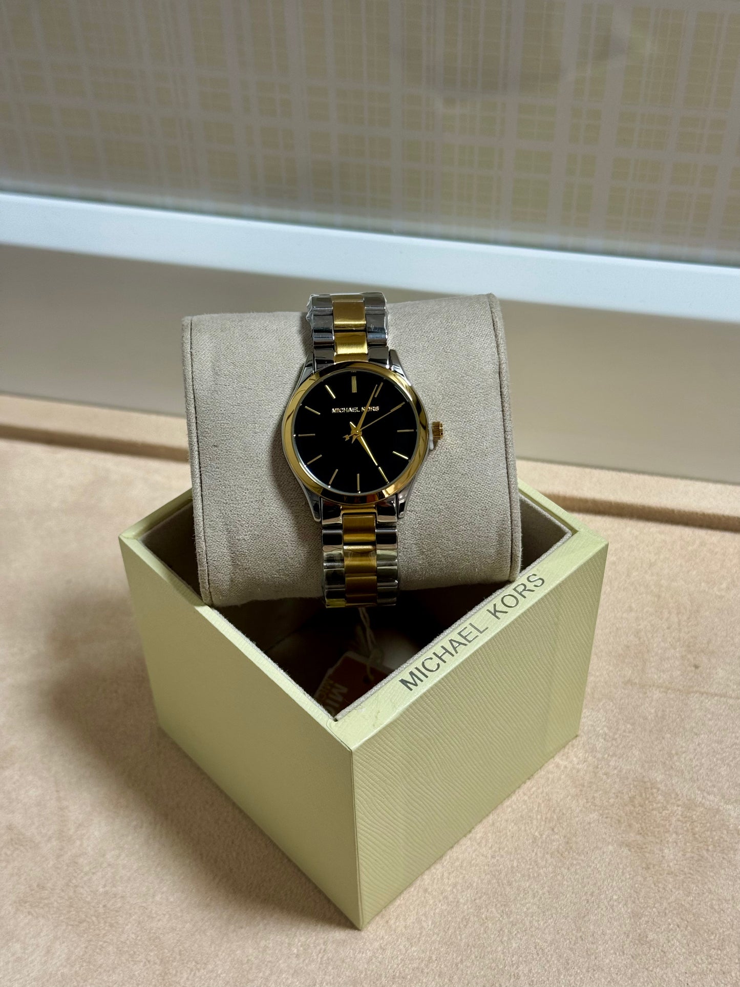 montre michael kors Runway slim two tone black dial