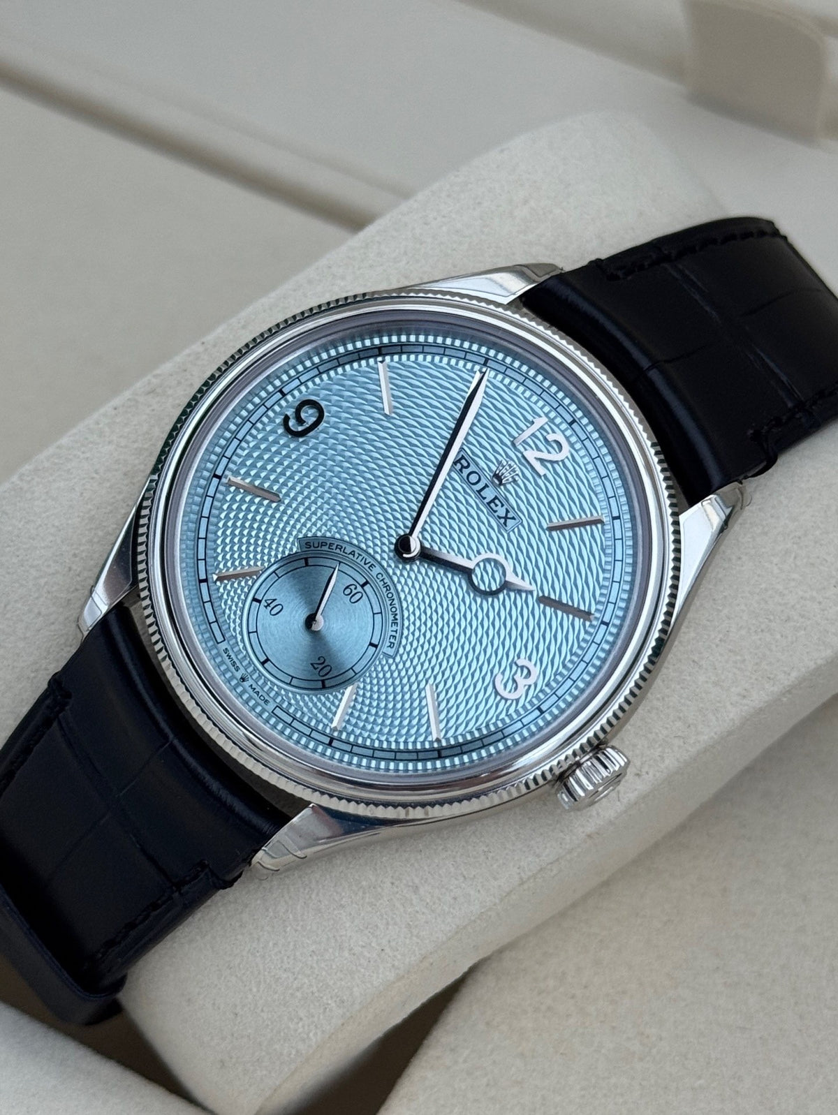 ROLEX PERPETUEL 1908 39 MM CUIRE NOIR FOND BLEU