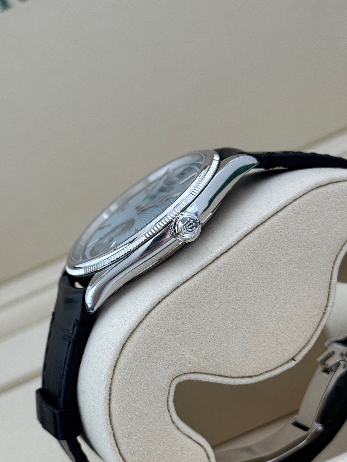ROLEX PERPETUEL 1908 39 MM CUIRE NOIR FOND BLEU