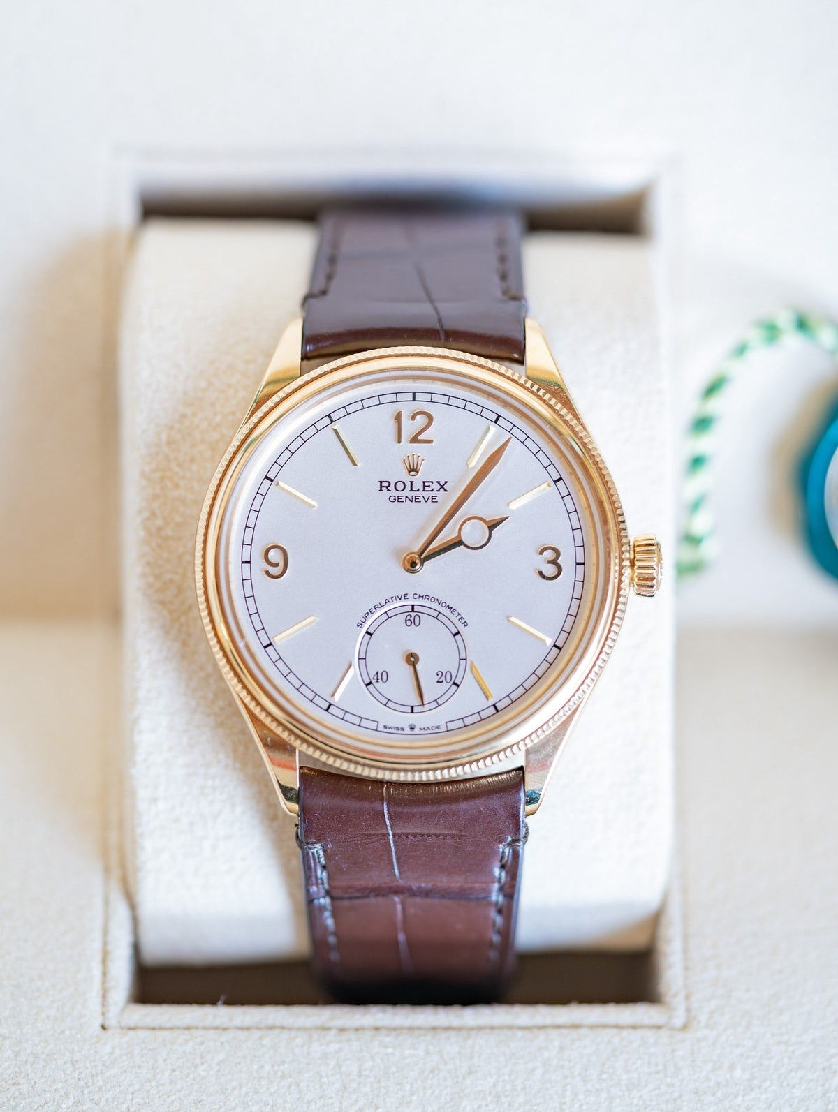 ROLEX PERPETUEL 1908 39 MM DORÉ CUIRE MARRON FOND BLANC